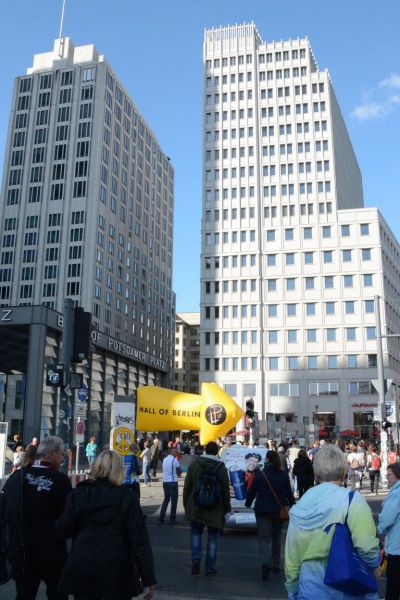 8 LP12 Mall of Berlin-Passatgummi-Hr. Donner-Promotionballon Potsdamer Platz Hochformat-240415-kö.jpg